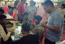 राजनांदगांव : आयुक्त अभिषेक गुप्ता ने निगम सेवा पंडाल में पदयात्रियों कि सेवा की…