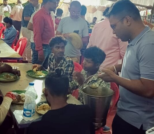 राजनांदगांव : आयुक्त अभिषेक गुप्ता ने निगम सेवा पंडाल में पदयात्रियों कि सेवा की…