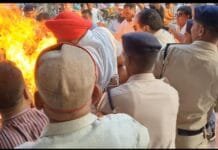 राजनांदगांव: मुख्यमंत्री और गृहमंत्री का पुतला दहन में शहर जिला कांग्रेस अध्यक्ष कुलबीर सिंह छाबड़ा का जला हाथ…