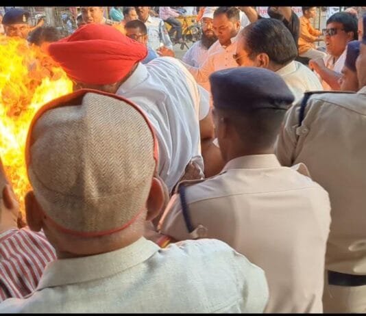 राजनांदगांव: मुख्यमंत्री और गृहमंत्री का पुतला दहन में शहर जिला कांग्रेस अध्यक्ष कुलबीर सिंह छाबड़ा का जला हाथ…