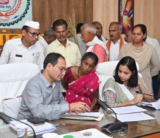 राजनांदगांव: कलेक्टर ने संवेदनशीलता पूर्वक जनदर्शन में जनसामान्य की समस्याएं एवं शिकायतें सुनी…
