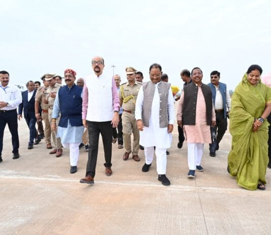 रायपुर : राज्यपाल रमेन डेका एवं मुख्यमंत्री विष्णुदेव साय का अंबिकापुर एयरपोर्ट पर आगमन, जनप्रतिनिधियों एवं अधिकारियों द्वारा किया गया आत्मीय स्वागत…