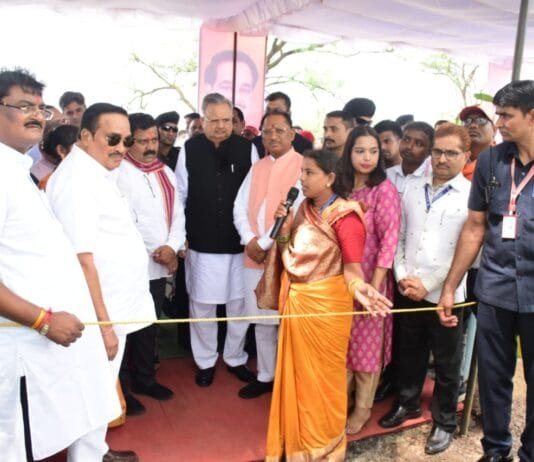 मुख्यमंत्री एवं केन्द्रीय जल शक्ति मंत्री को सेंट्रल ग्राउंड वाटर बोर्ड रायपुर के डायरेक्टर ने मिशन जल रक्षा अंतर्गत मिनी पर्कोलेशन टैंक में इंजेक्शन वेल एवं रिचार्ज शाफ्ट के तकनीकी की दी जानकरी…