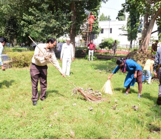 राजनांदगांव : कलेक्टर ने झाडू लगाकर सबको स्वच्छता के लिए किया प्रेरित…