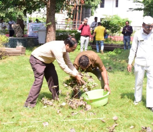 राजनांदगांव : कलेक्टर ने स्वयं झाडू लगाकर सबको स्वच्छता के लिए किया प्रेरित…