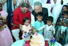 राजनांदगांव : विधानसभा अध्यक्ष डॉ. रमन सिंह ने सुपोषण की श्रेणी में आए नन्हे बच्चों के साथ केक काटकर मनाया अपना जन्मदिन…