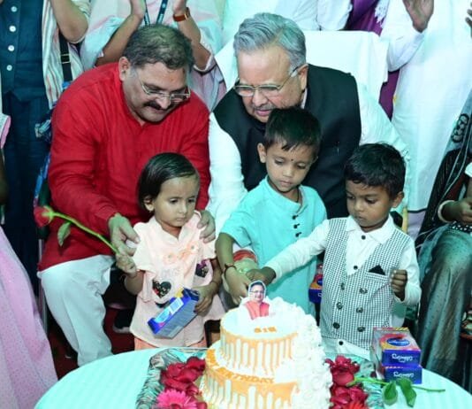 राजनांदगांव : विधानसभा अध्यक्ष डॉ. रमन सिंह ने सुपोषण की श्रेणी में आए नन्हे बच्चों के साथ केक काटकर मनाया अपना जन्मदिन…