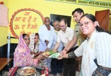 राजनांदगांव : कलेक्टर एवं एसपी आंगनबाड़ी केन्द्र कलडबरी में पोट्ठ लईका पहल के तहत अयोजित पालक चौपाल में हुए शामिल…