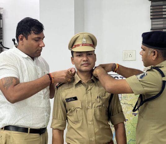 राजनांदगांव: पुलिस अधीक्षक मोहित गर्ग द्वारा उप निरीक्षक संजय बरेठ को स्टार लगाकर किया पदोन्नत…