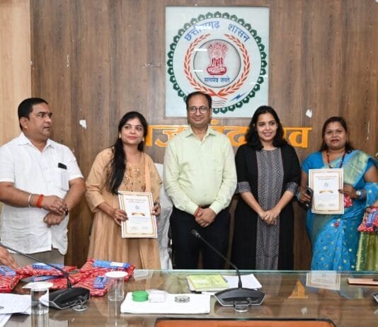 राजनांदगांव: अंगना म शिक्षा कार्यक्रम के तहत उत्कृष्ट कार्य करने पर शिक्षक हुए सम्मानित…