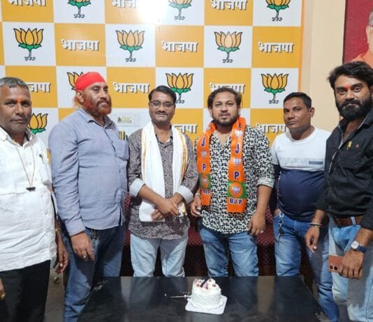 राजनांदगांव : धूमधाम से मनाया गया जिला महामंत्री दीपेश शेंडे का जन्म दिन जगह जगह केक काट के मनाया गया जन्मदिन…