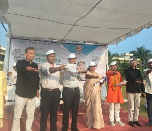 राजनांदगांव : स्वभाव और संस्कार में स्वच्छता लाने म्यूनिस्पल स्कूल मैदान मंे 2 हजार से अधिक विद्यार्थियांे ने बनायी मानव श्रंृखला…