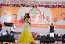 राजनांदगांव : सुप्रसिद्ध भजन एवं गजल गायक प्रभंजय चतुर्वेदी तथा बॉलीवुड की प्रख्यात प्लेबैक सिंगर ऐश्वर्य पंडित ने सुमधुर गीतों से बांधा समां…