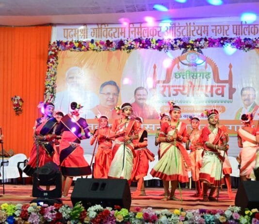 राजनांदगांव : राज्योत्सव के अवसर पर स्कूली छात्र-छात्राओं द्वारा रंगारंग सांस्कृतिक कार्यक्रमों की रही आकर्षक प्रस्तुति…