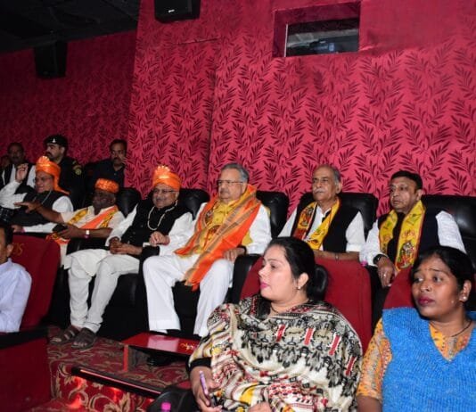 राजनांदगांव : विधानसभा अध्यक्ष डॉ. रमन सिंह ने देखा द-साबरमती स्टोरी शो…