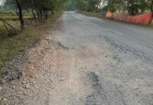राजनांदगांव : खुटेरी से सुरगी मार्ग पर जगह जगह बड़े गड्डे क्षेत्रवासी जर्जर सड़कों से हो रहे हैं परेशान…