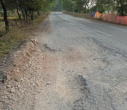 राजनांदगांव : खुटेरी से सुरगी मार्ग पर जगह जगह बड़े गड्डे क्षेत्रवासी जर्जर सड़कों से हो रहे हैं परेशान…