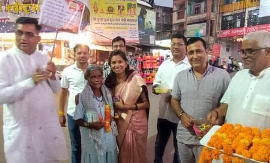 राजनांदगांव: दीपावली के अवसर पर फूल माला पहनाकर गरीबों को कपड़ा बांटकर किया सम्मानित…