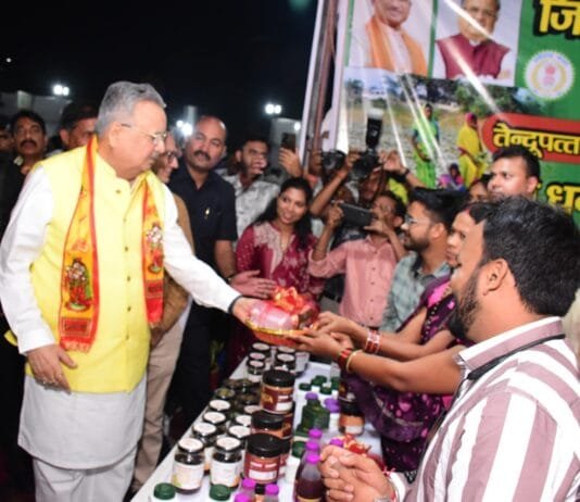 राजनांदगांव : विधानसभा अध्यक्ष ने शासन की लोक कल्याणकारी योजनाओं पर आधारित विभागीय स्टॉल एवं प्रदर्शनी का किया अवलोकन…