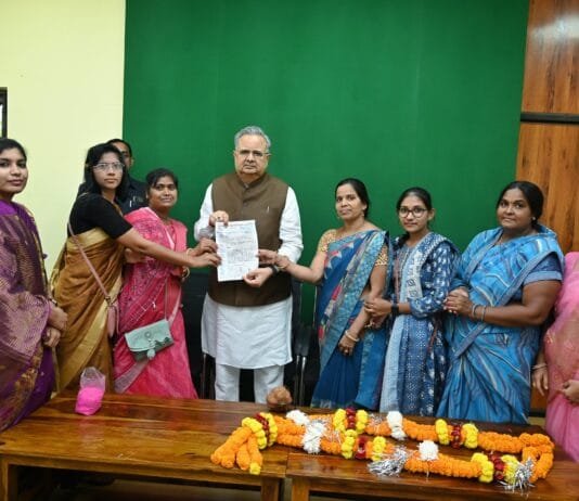 राजनांदगांव: दिवंगत पंचायत शिक्षको के परिजनों का आंदोलन रंग लाया…