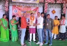 राजनांदगांव: रंग झरोखा के संचालक दुष्यंत हरमुख को प्रतीक चिन्ह भेंटकर किया सम्मानित…