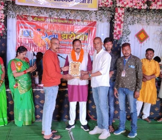 राजनांदगांव: रंग झरोखा के संचालक दुष्यंत हरमुख को प्रतीक चिन्ह भेंटकर किया सम्मानित…