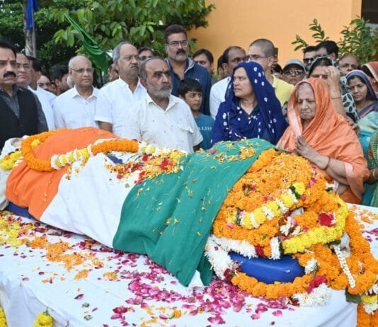 रायपुर : पूर्व राज्यसभा सांसद एवं प्रख्यात समाज सेवी गोपाल व्यास को राजकीय सम्मान के साथ दी गई अंतिम विदाई…