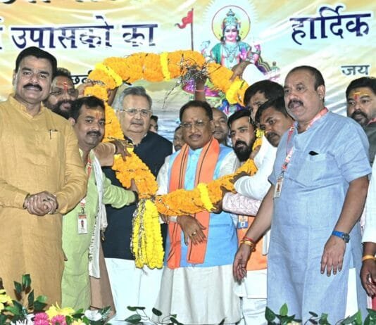 रायपुर : खारुन नदी तट पर छठी मैया की मंगल आरती में शामिल हुए मुख्यमंत्री…