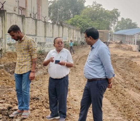 राजनांदगांव: गौरी नगर अंडर ब्रिज निर्माण के दौरान पाईप लाईन सिप्टिंग कार्य का आयुक्त ने किया निरीक्षण …