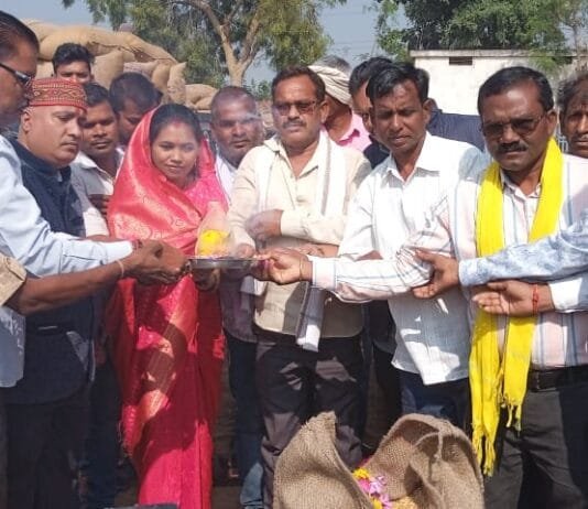 राजनांदगांव: जिला पंचायत अध्यक्ष गीता घासी साहू ने धान तौलकर खरीदी का किया शुभारंभ…