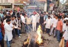 राजनांदगांव : अघोषित विद्युत कटौती को लेकर शहर कांग्रेस ने डा.रमन सिंह व भाजपा सरकार को जमकर कोसा…