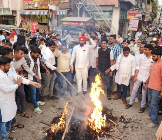 राजनांदगांव : अघोषित विद्युत कटौती को लेकर शहर कांग्रेस ने डा.रमन सिंह व भाजपा सरकार को जमकर कोसा…