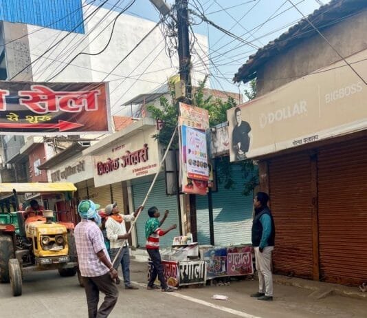 राजनांदगांव: शहर के अंदर मुख्य मार्गो के विद्युत पोलो एवं अन्य जगह लगे लगभग 200 अवैध विज्ञापन बोर्ड निगम की टीम ने हटाई…