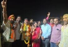 राजनांदगांव: जिला पंचायत अध्यक्ष गीता घासी साहू ने भाजपा प्रत्याशी संजय पुराम के विजय जुलुस मे शामिल हुए दी जीत की बधाई…