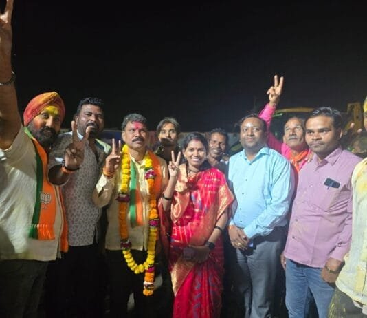 राजनांदगांव: जिला पंचायत अध्यक्ष गीता घासी साहू ने भाजपा प्रत्याशी संजय पुराम के विजय जुलुस मे शामिल हुए दी जीत की बधाई…