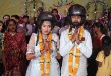 राजनांदगांव : डोंगरगांव में हुई अनोखी सगाई – हेलमेट पहनाकर पूरा किया सगाई का रश्म…
