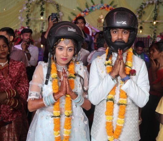 राजनांदगांव : डोंगरगांव में हुई अनोखी सगाई – हेलमेट पहनाकर पूरा किया सगाई का रश्म…