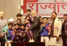 रायपुर : अबूझमाड़ के बच्चों के मलखंभ का अद्भुत प्रदर्शन देख गदगद हुए उपराष्ट्रपति, मंच पर वापस चढ़कर बच्चे को उठा लिया गोद में…