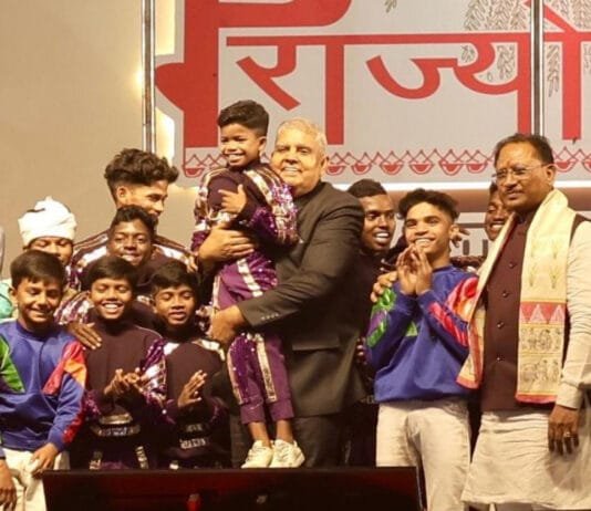 रायपुर : अबूझमाड़ के बच्चों के मलखंभ का अद्भुत प्रदर्शन देख गदगद हुए उपराष्ट्रपति, मंच पर वापस चढ़कर बच्चे को उठा लिया गोद में…