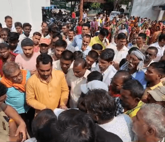 राजनांदगाँव : अवैध शराब बिक्री से तंग आ चुके ग्रामीण बडी संख्या मे एस पी कार्यालय मे पहुचे…