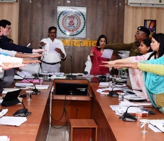 राजनांदगांव : संविधान दिवस के अवसर पर संविधान की उद्देशिका का अधिकारियों-कर्मचारियों ने किया सामूहिक पठन…