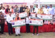 राजनांदगांव : विधानसभा अध्यक्ष डॉ. रमन सिंह ने जिले के प्रथम छह हितग्राहियों को आयुष्मान वय वंदना कार्ड का किया वितरण…