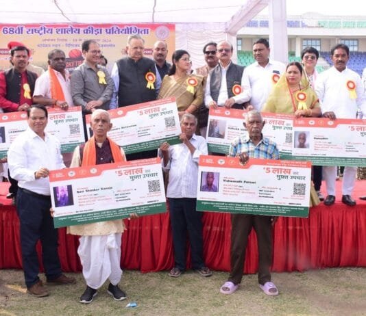 राजनांदगांव : विधानसभा अध्यक्ष डॉ. रमन सिंह ने जिले के प्रथम छह हितग्राहियों को आयुष्मान वय वंदना कार्ड का किया वितरण…