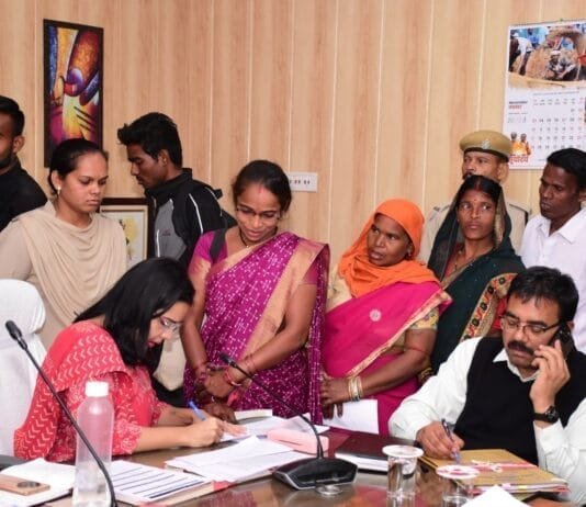 राजनांदगांव : जनदर्शन में नागरिकों ने समस्याओं के समाधान के लिए दिया आवेदन…