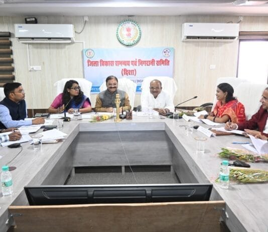 मोहला : अधिकारीगण योजनाओं का बेहतर क्रियान्वयन करें, जिससे जिला एक नए स्वरूप को प्राप्त कर सके-सांसद संतोष पाण्डेय…