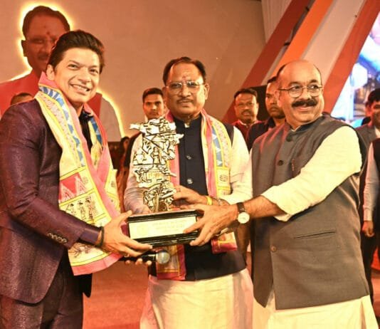 रायपुर : मुख्यमंत्री विष्णुदेव साय ने राज्योत्सव में बॉलीवुड सिंगर शान को सम्मानित किया…