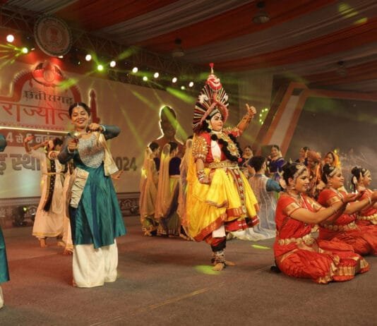 रायपुर : राज्योत्सव में रंगारंग सांस्कृतिक कार्यक्रमों की प्रस्तुति ने बांधा समां…