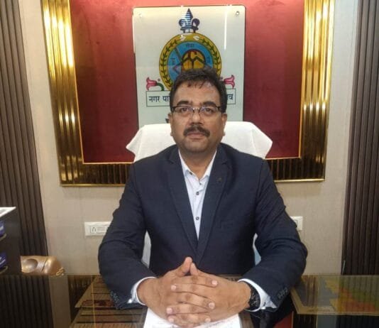 राजनांदगांव: आयुक्त विश्वकर्मा ने अति आवश्यक सेवा में कार्यरत कर्मचारियों से अपने काम में लौटने की अपील की…