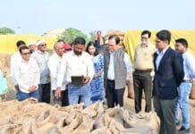 राजनांदगांव: प्रभारी सचिव ने धान खरीदी केन्द्र गठुला, बोईरडीह में जल जीवन मिशन के अंतर्गत एकल ग्राम नल जल योजना, बीपीओ सेंटर, नशा मुक्ति केन्द्र एवं प्रोजेक्ट त्रिनेत्र कंट्रोल रूम का किया अवलोकन…