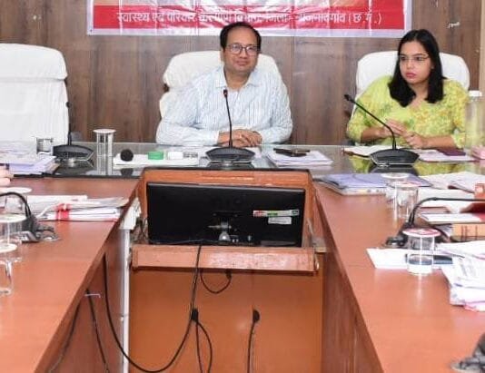 राजनांदगांव: प्रशासनिक अधिकारी लोकहित में सेवा भावना के साथ करें कार्य : कलेक्टर…